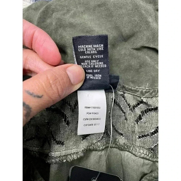 Torrid Washed Challis Lace Top Sz 0 Women's Plus Green V Neck NWT - Picture 7 of 13